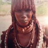Molto iconiche sono anche le appartenenti agli Himba, in Namibia. Si riconoscono perch� hanno pelle e capelli ricoperti dall'Otjize, un impasto rossiccio fatto di burro, grasso e ocra che le protegge dal sole e dagli insetti